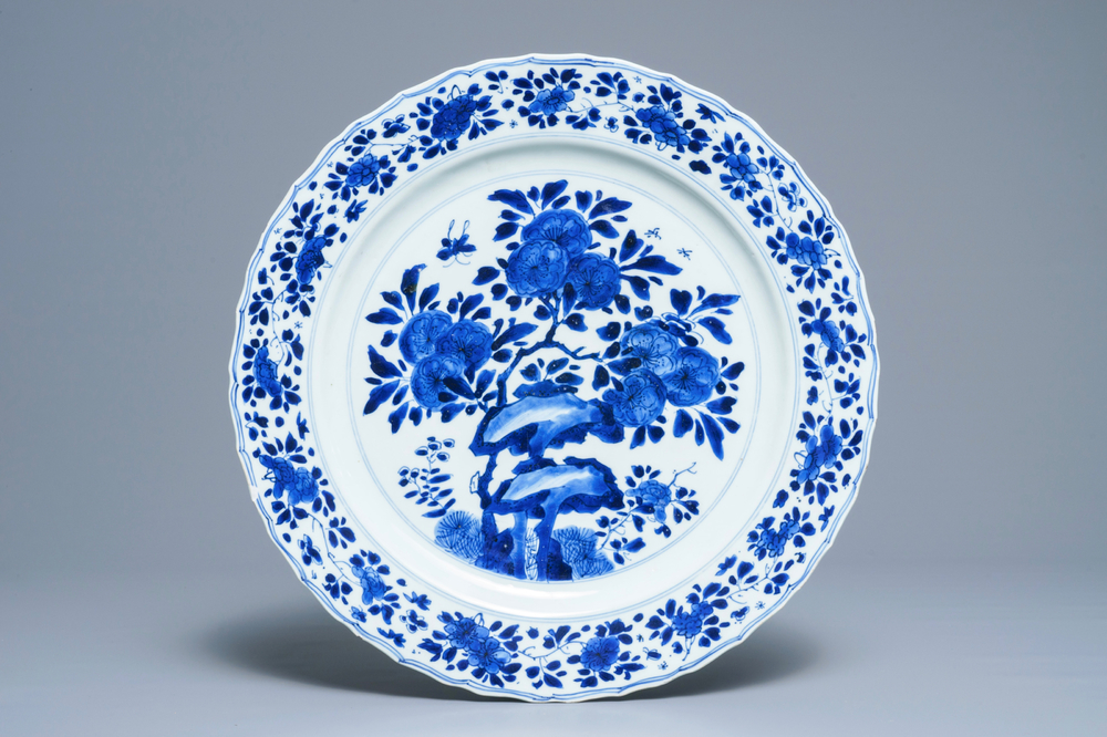 Een Chinese blauwwitte schotel met floraal decor, Kangxi merk en periode