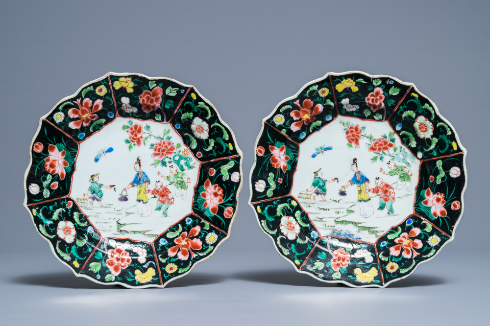Een paar Chinese famille noire borden, Yongzheng