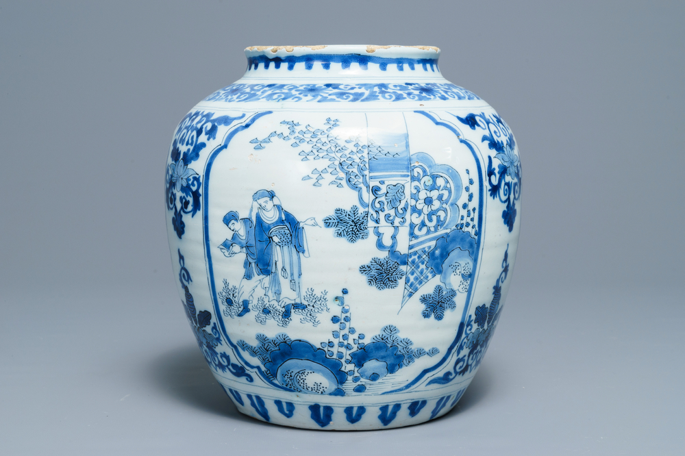 Een blauwwitte Delftse pot met chinoiserie decor, eind 17e eeuw