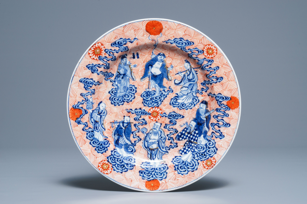 Een Chinese blauwwitte en ijzerrode schotel met '8 onsterfelijken', Xuande merk, 19e eeuw