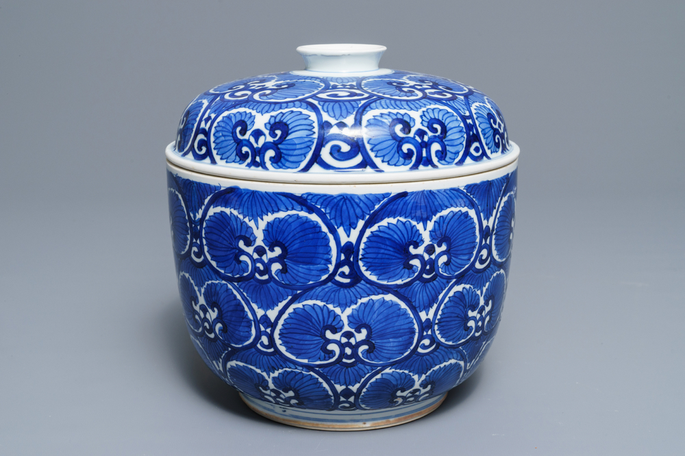 Een grote Chinese blauwwitte dekselkom met floraal decor, Kangxi