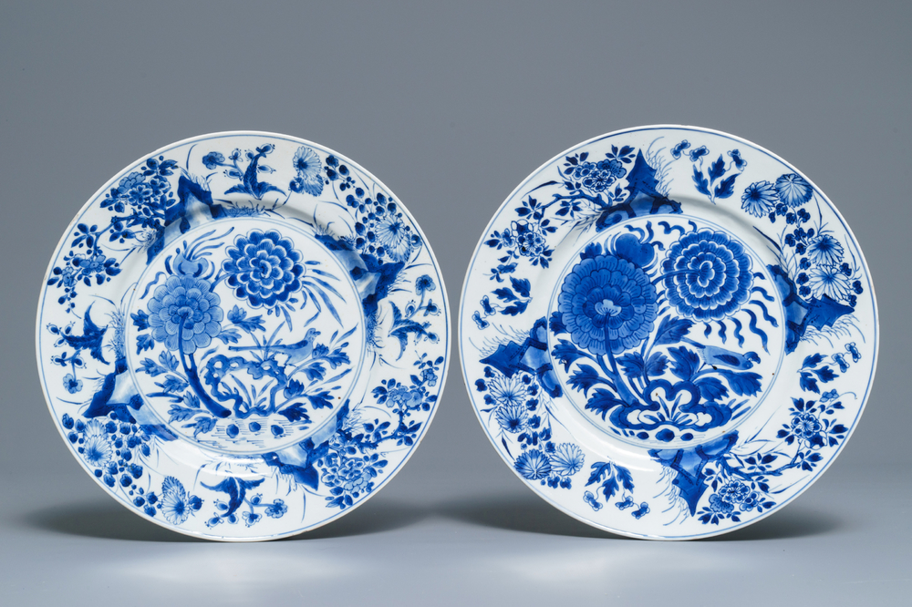 Een paar Chinese blauwwitte schotels met vogels en bloemen, Kangxi