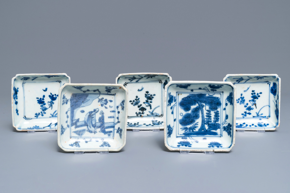 Vijf vierkante Chinese blauwwitte 'ko-sometsuke' schoteltjes voor de Japanse markt, Ming