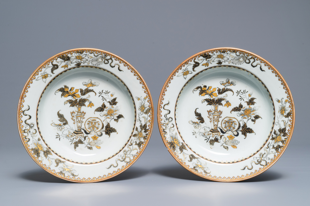 Une paire d'assiettes armori&eacute;es en porcelaine de Chine grisaille et dor&eacute;e &agrave; fond capucin, Qianlong