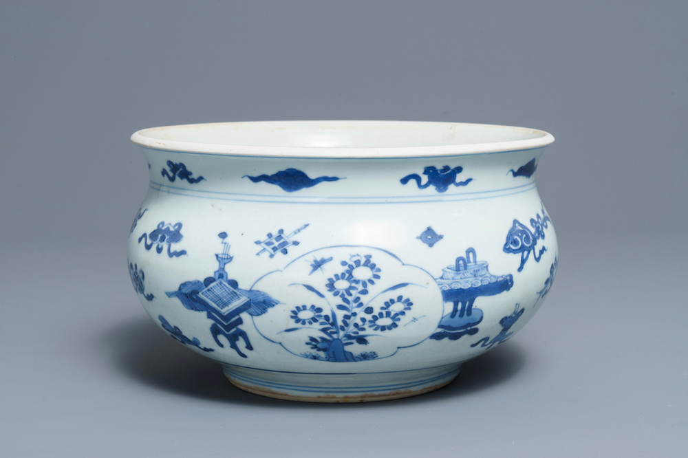 Een Chinese blauwwitte wierookbrander met decor van antiquiteiten, Kangxi