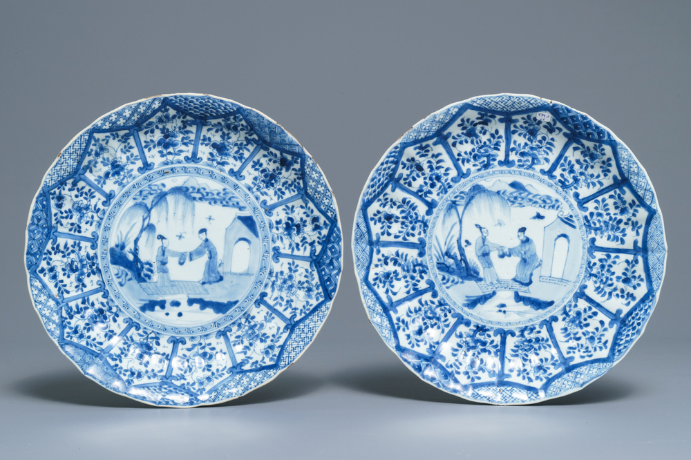 Een paar Chinese blauwwitte 'Romance of the Western chamber' plooischotels, Kangxi