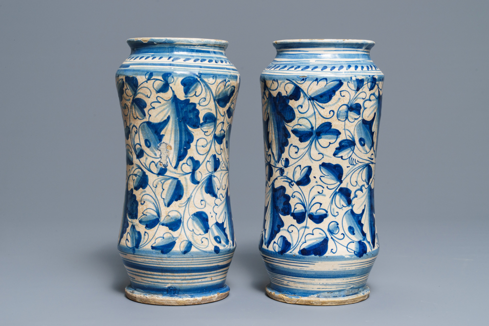 Een paar blauwwitte Italiaanse majolica 'a foglie' albarelli, 17e eeuw