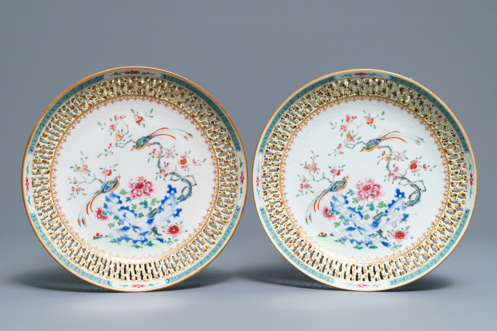 Een paar Chinese famille rose borden met opengewerkte rand, Qianlong