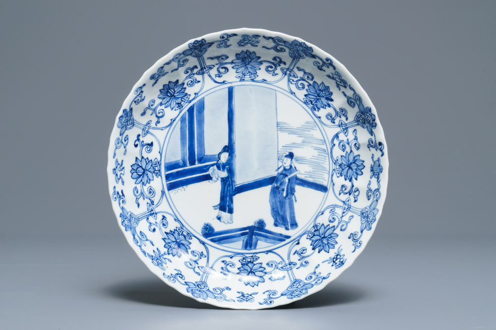 Une assiette en forme de lotus en porcelaine de Chine bleu et blanc, marque et &eacute;poque de Kangxi