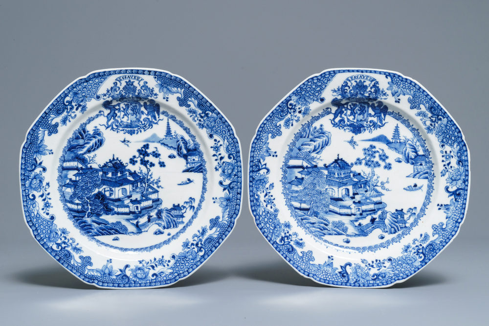Een paar Chinese blauwwitte wapenborden voor de Franse markt, Qianlong