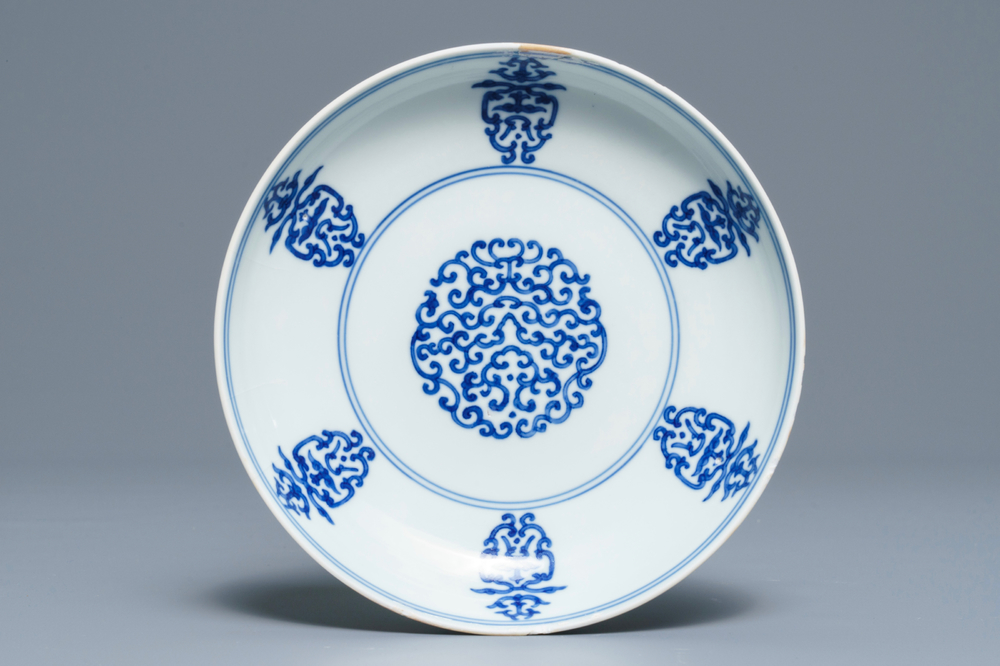 Een Chinees blauwwit bord met gestileerd shou decor, Qianlong merk en periode