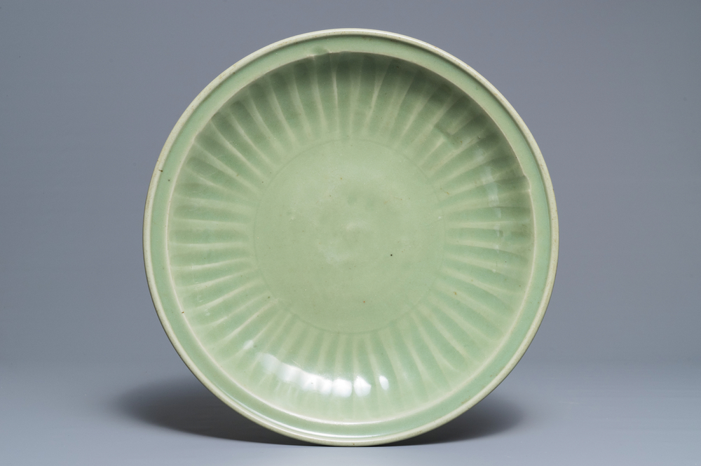 Un grand plat en porcelaine de Chine c&eacute;ladon de Longquan, Ming