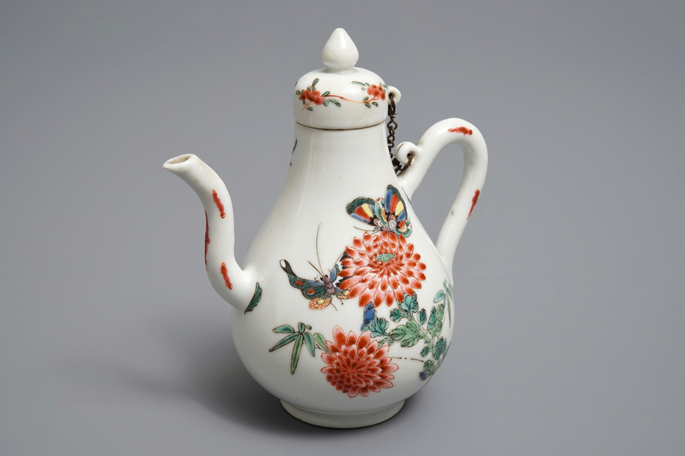 Une verseuse couverte en porcelaine de Chine famille rose, marque et &eacute;poque de Yongzheng