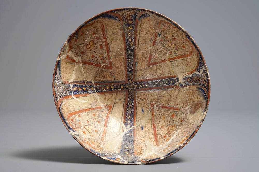 Een kom met ornamentaal decor in islamitisch aardewerk met goudophoging, Kashan, Iran, 13e eeuw
