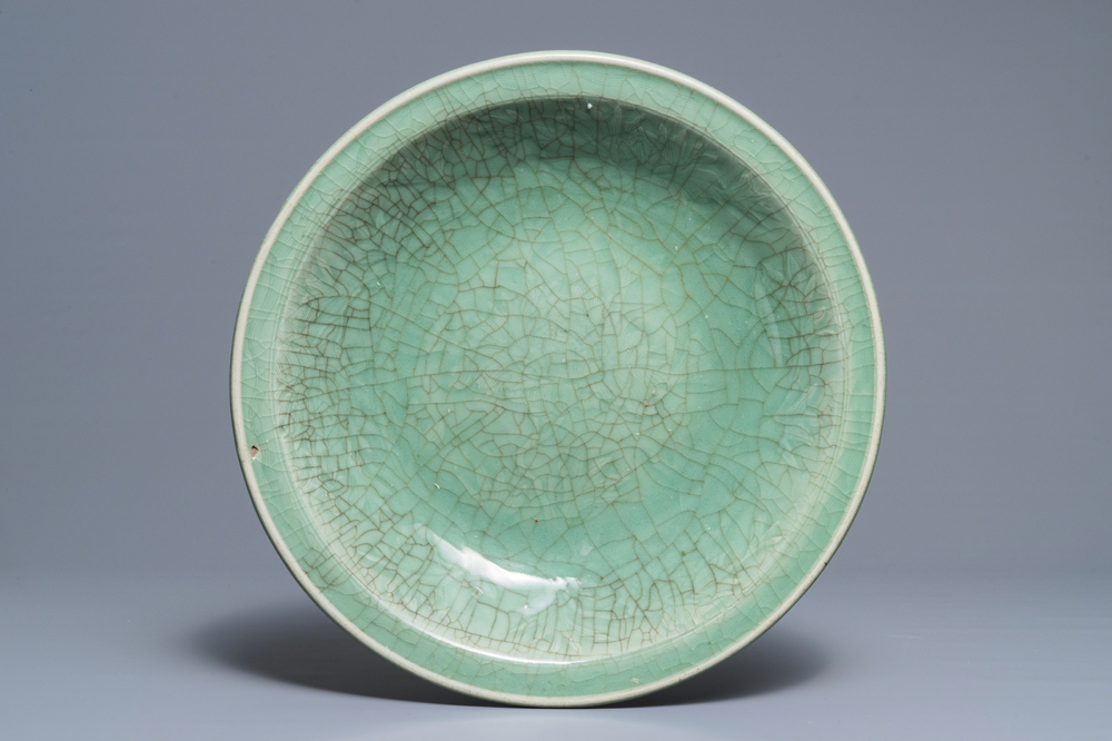Un grand plat en porcelaine de Chine c&eacute;ladon-vert de Zhejiang, Ming