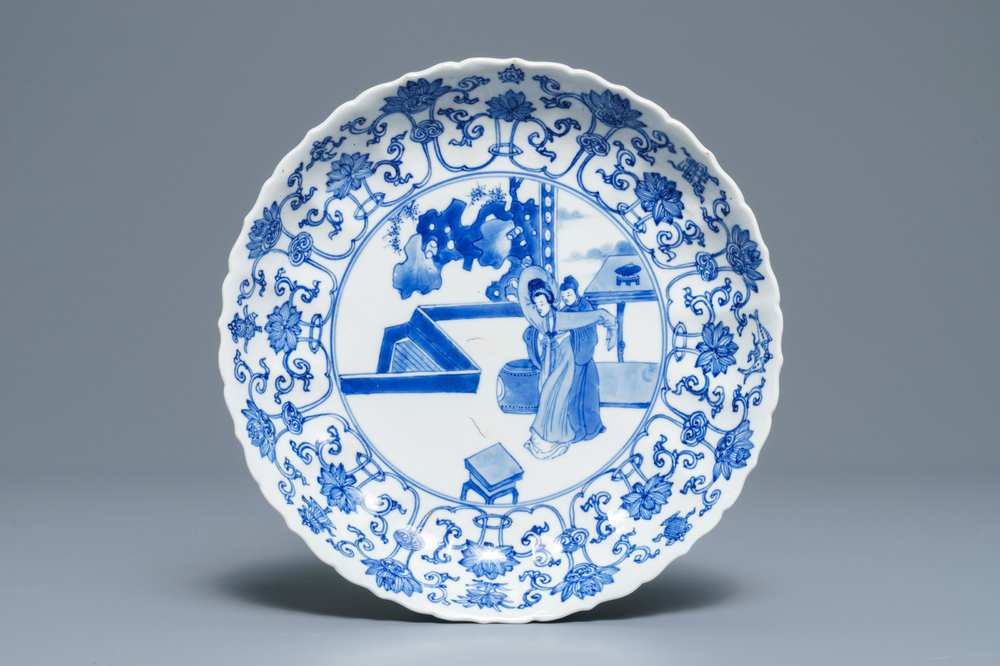 Une assiette en forme de lotus en porcelaine de Chine bleu et blanc, marque et &eacute;poque de Kangxi