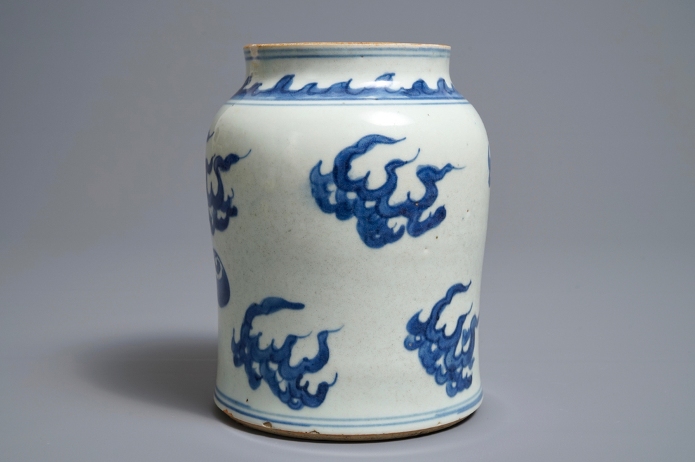 Een Chinese blauwwitte vaas met wolken en vlammende parels, Transitie periode