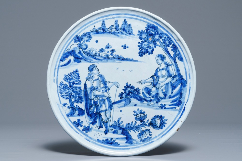 Un tazza &agrave; d&eacute;cor romantique en fa&iuml;ence de Nevers en bleu et blanc, fin du 17&egrave;me