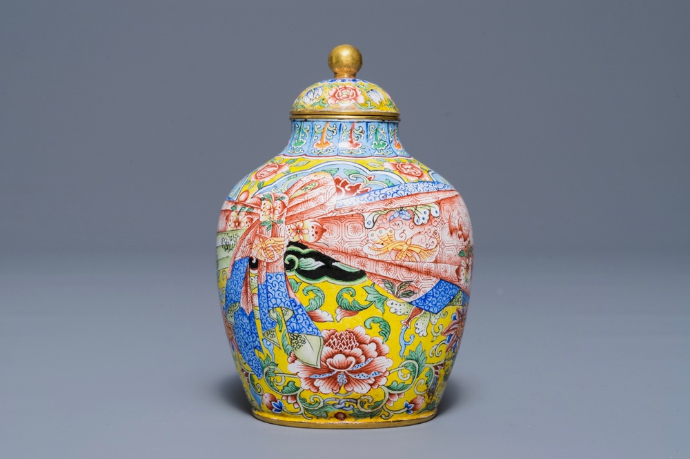 Un petit vase couvert en &eacute;maux de P&eacute;kin, marque et poss. &eacute;poque de Qianlong