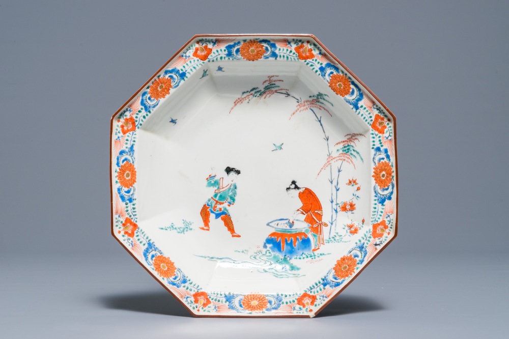 An octagonal Japanese Kakiemon "Hob in the well' dish, Edo, 2nd half 17th C.