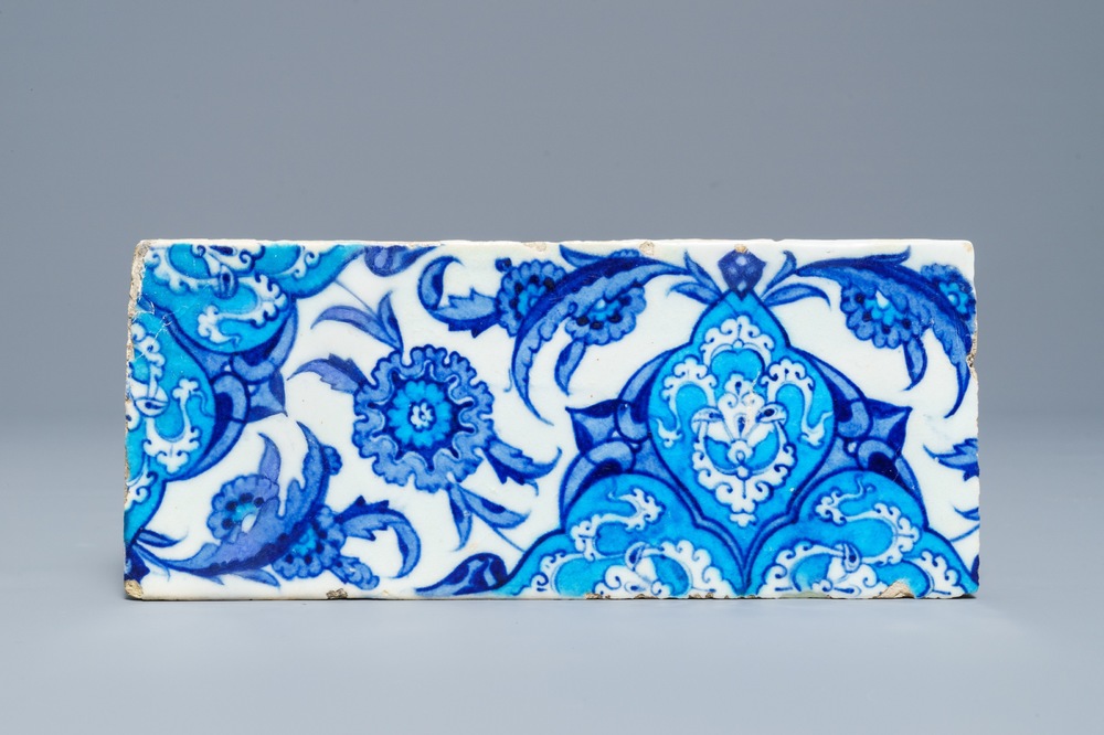 Un carreau de frise d'Iznik au d&eacute;cor bichrome de feuilles de saz, bandes de nuages et une rosette, Turquie, 2&egrave;me quart du 16&egrave;me