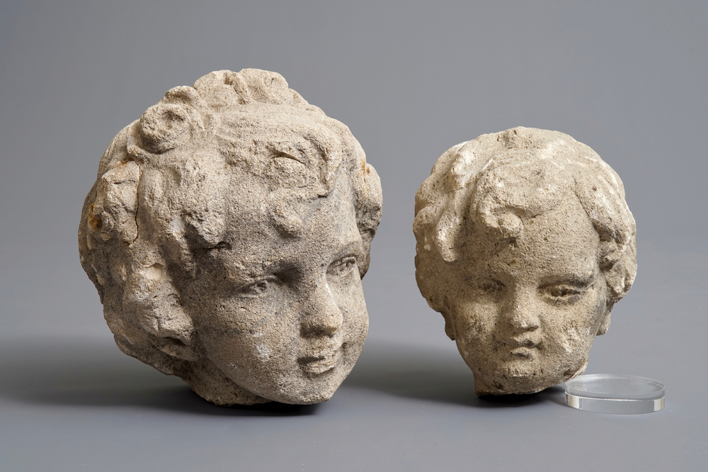 Twee gesculpteerde zandstenen engelenkopjes, mog. Frankrijk, 17e eeuw