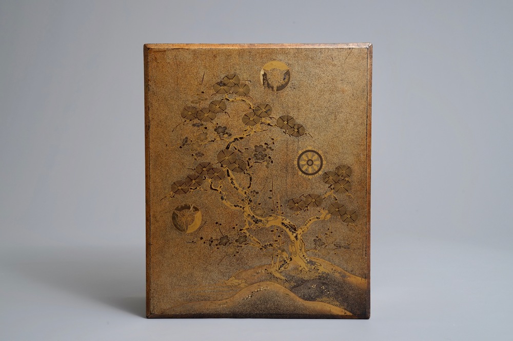 Un suzuribako en laque &agrave; d&eacute;cor d'un pin, Japon, Edo ou Meiji, 18/19&egrave;me