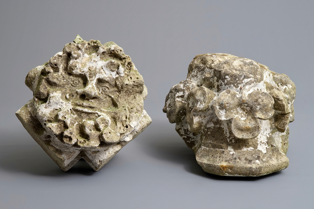 Deux fragments de fa&ccedil;ade ou colonne en pierre sculpt&eacute;e, 17/18&egrave;me