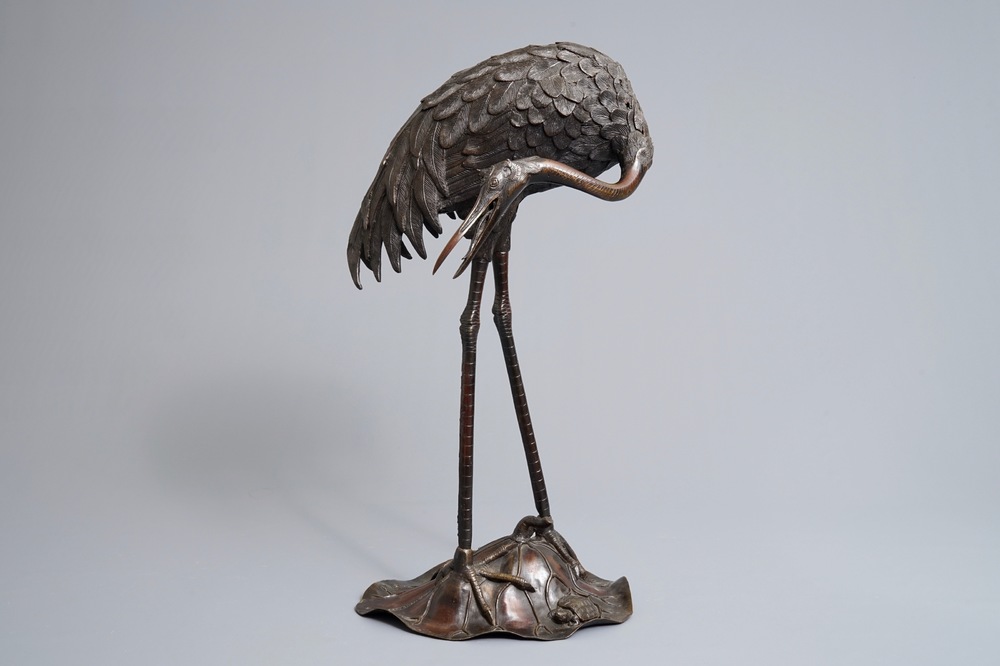 Een groot Japans bronzen model van een kraanvogel, Edo, 18/19e eeuw
