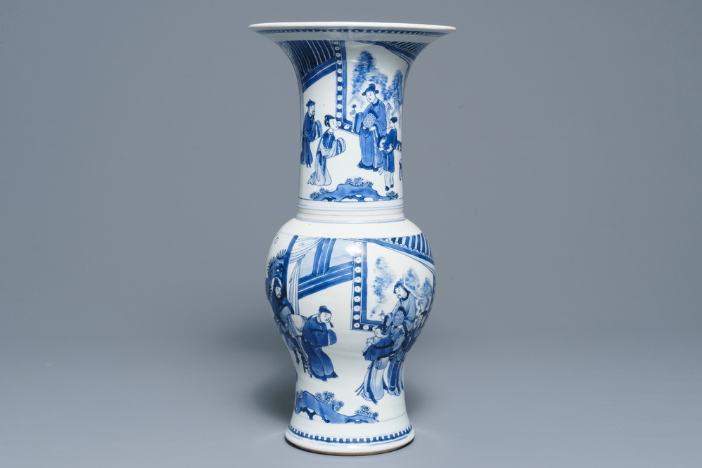 Een Chinese blauwwitte yenyen vaas met figuren op een terras, Kangxi