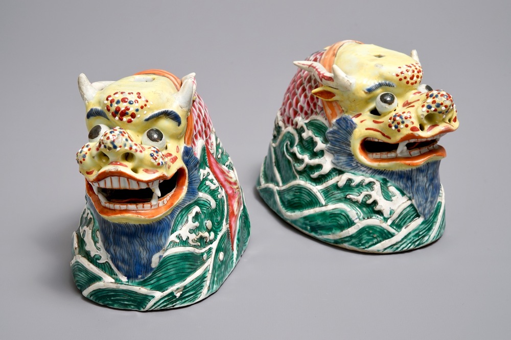 Een paar Chinese famille rose modellen van draken, Qianlong/Jiaqing