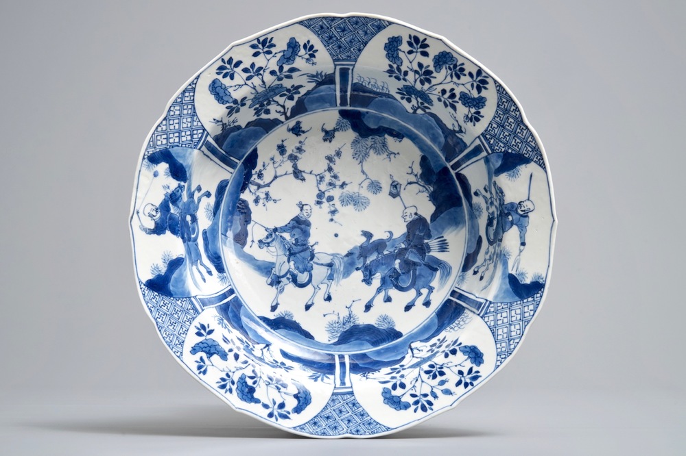 Een Chinese blauwwitte schotel met ruiters, Kangxi merk en periode