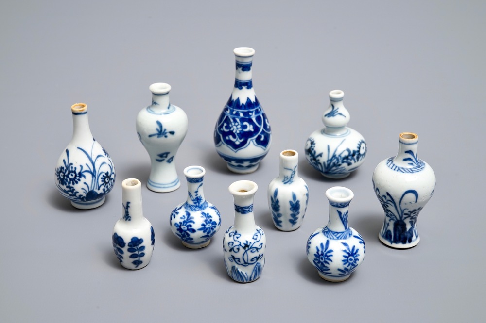 Dix vases miniatures en porcelaine de Chine bleu et blanc, Kangxi