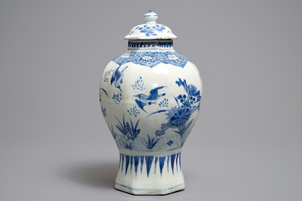 Un vase couvert en porcelaine de Chine bleu et blanc, &eacute;poque Transition