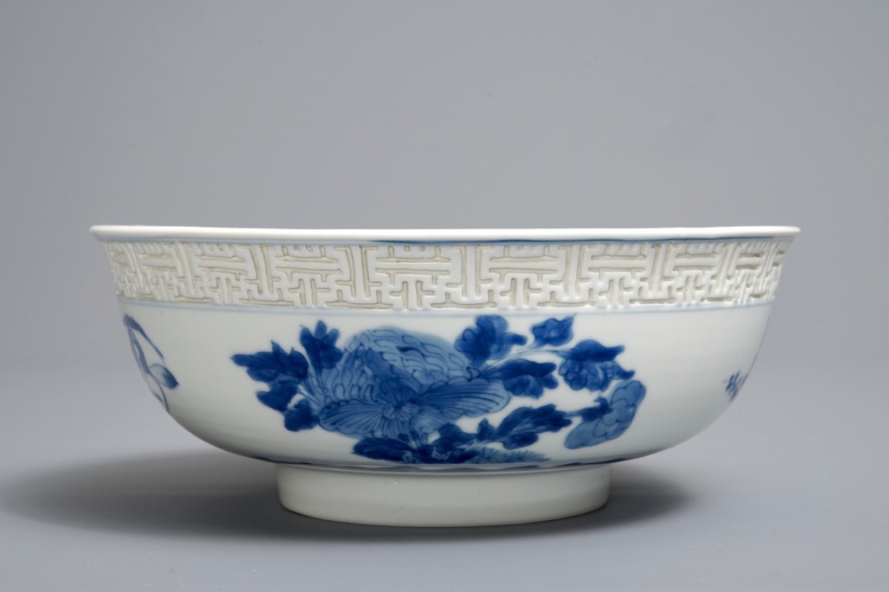 Een Chinese blauwwitte 'mantou' kom met reli&euml;fdecor, Kangxi