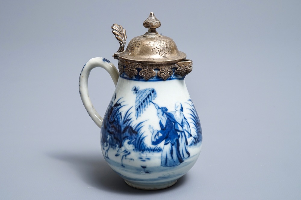 Een Chinese blauwwitte kan met decor naar Cornelis Pronk, 'De parasoldames', Qianlong