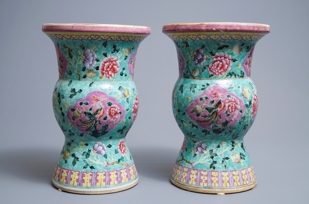 Une paire de vases en porcelaine de Chine famille rose pour le march&eacute; Straits ou Peranakan, 19&egrave;me