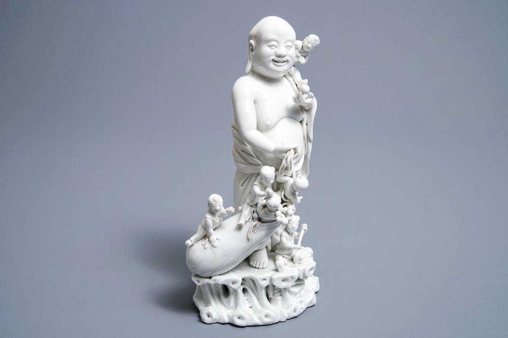 Un groupe en porcelaine blanc de Chine figurant Bouddha et des gar&ccedil;ons jouants, R&eacute;publique, 20&egrave;me