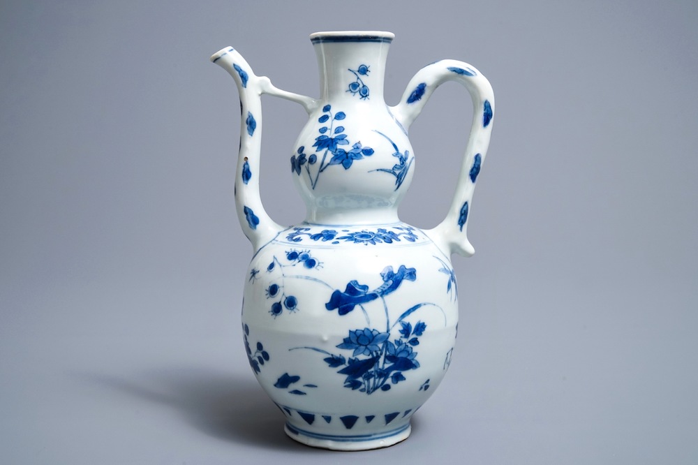 Een Chinese blauwwitte kalebasvormige schenkkan, Transitie periode