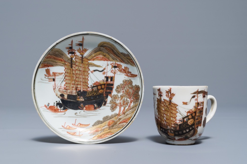 Een Chinese kop en schotel met grisaille en verguld decor van een schip, Yongzheng/Qianlong