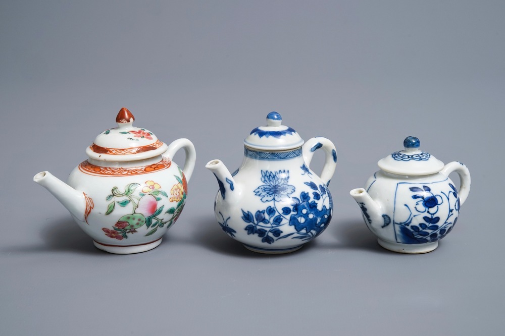 Drie Chinese blauwwitte en famille rose theepotten met deksels, Kangxi en Qianlong