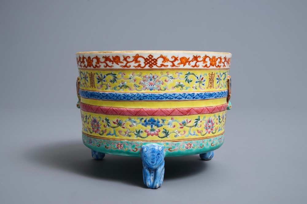 Een Chinese famille rose driepotige wierookbrander, Daoguang merk en periode