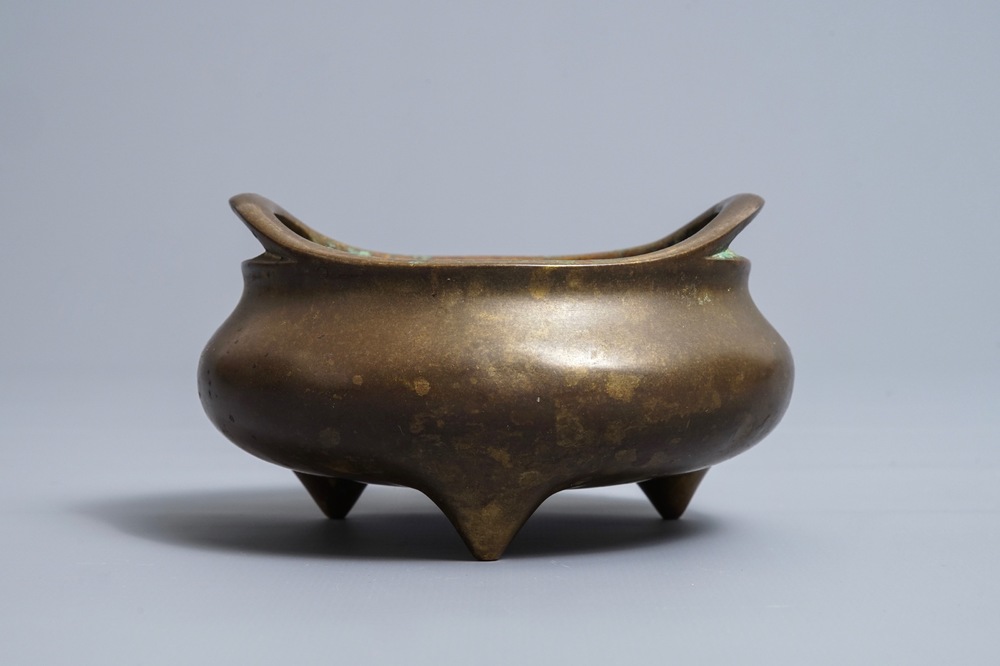 Een Chinese bronzen driepotige wierookbrander, Xuande merk, 18/19e eeuw