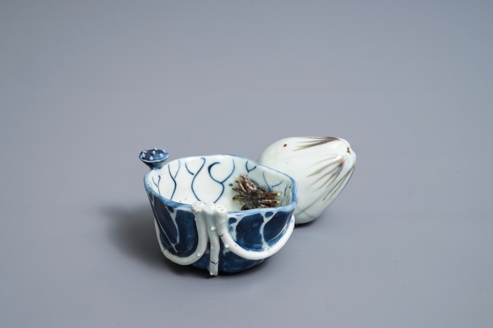 Un compte-gouttes en porcelaine de Chine bleu, blanc et rouge de cuivre, Kangxi