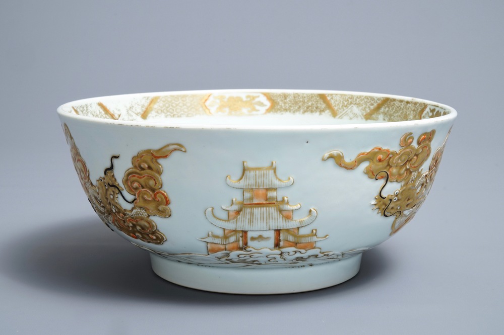 Un bol en porcelaine de Chine &agrave; d&eacute;cor en relief de carpes et dragons, Kangxi/Yongzheng