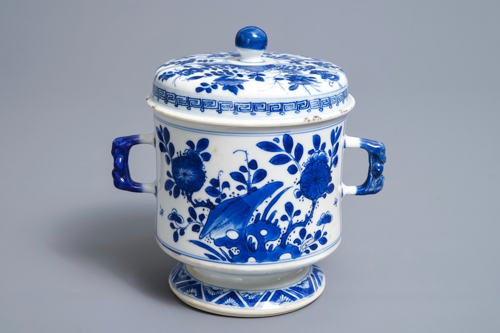 Een Chinese blauwwitte dekselkom met floraal decor, Kangxi
