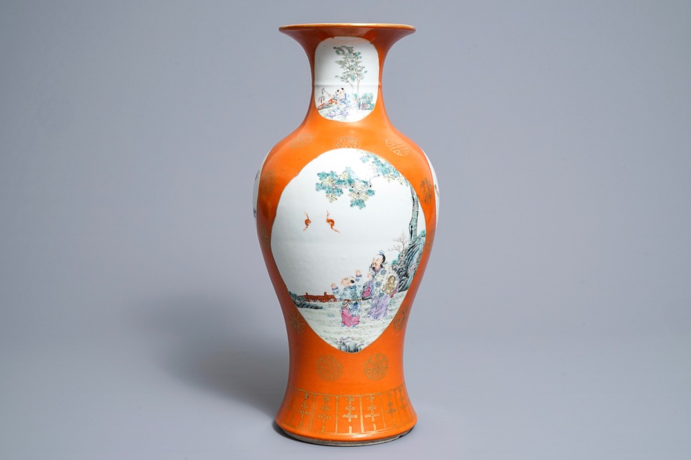 Een Chinese famille rose vaas met oranje fondkleur, Qianlong merk, Republiek, 20e eeuw