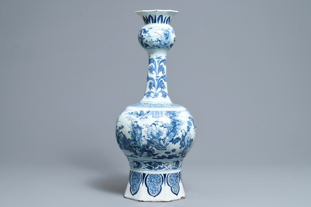 Een grote blauwwitte Delftse vaas met chinoiserie decor, eind 17e eeuw