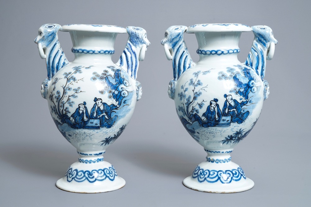 Une paire de vases d'autel en fa&iuml;ence de Delft en bleu et blanc &agrave; d&eacute;cor de chinoiserie, fin du 17&egrave;me