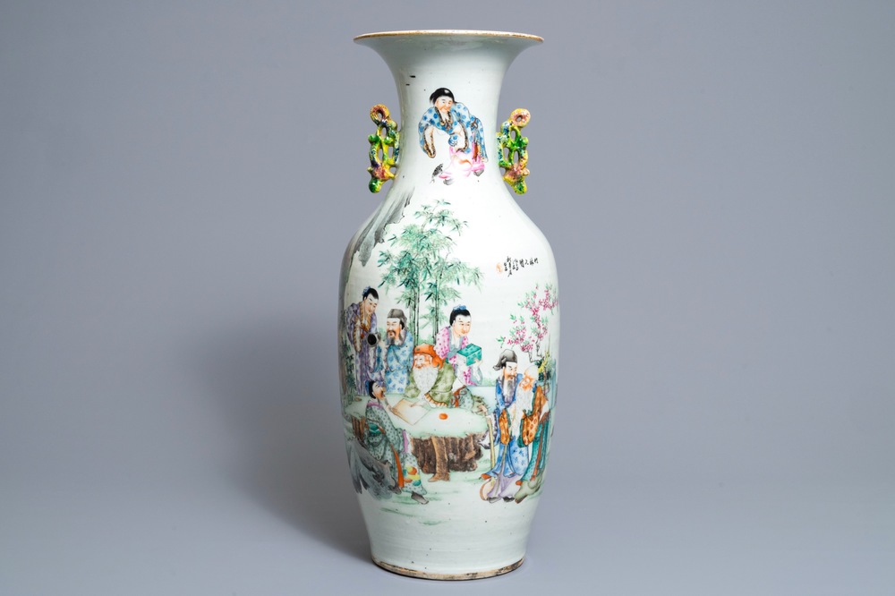 Een Chinese famille rose vaas met tweezijdig decor, 19/20e eeuw
